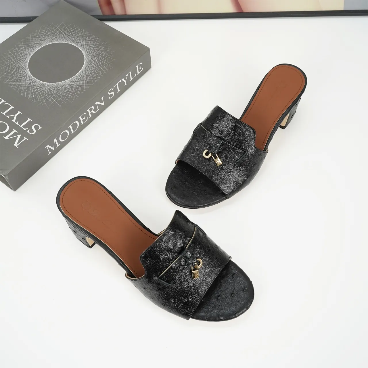👟👟Ex-factory price 440👟👟 Genuine leather sole +30 suede sheepskin slippers with a strap decorated with Loro Piana My Charms charms and decorated with tone-on-tone stitching. Sophisticated and feminine, it pairs well with both city and resort looks. For those looking for an elegant upgrade, the summer glamor slipper is known for its slim open-back silhouette. size: 35-44 (custom-made sizes 43 and 44 are non-returnable) Upper: imported suede sheep leather (sheep), cowhide ostrich pattern, cowhide snake pattern Lining: imported high-grade mixed sheep silk Heel height: 5.5CM